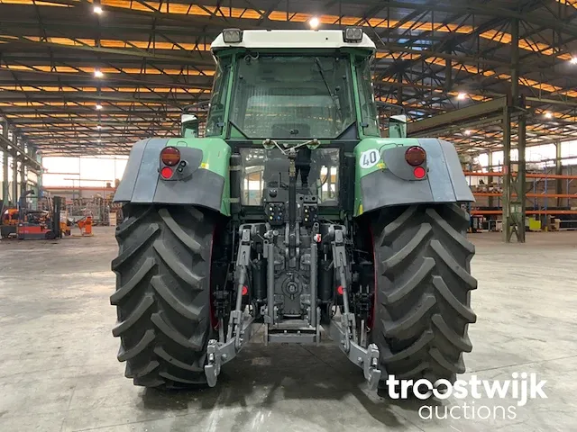 Vierwielaangedreven landbouwtractor - afbeelding 18 van  21