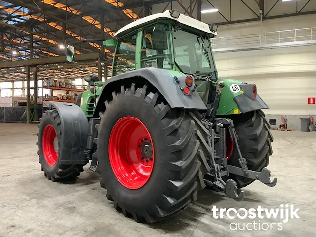 Vierwielaangedreven landbouwtractor - afbeelding 19 van  21