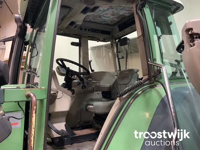 Vierwielaangedreven landbouwtractor - afbeelding 21 van  21
