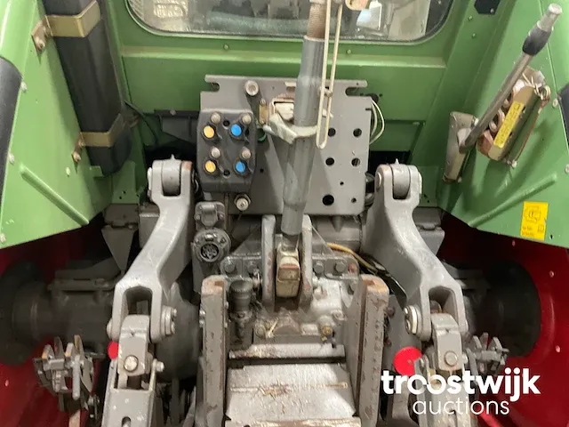Vierwielaangedreven landbouwtractor - afbeelding 5 van  21
