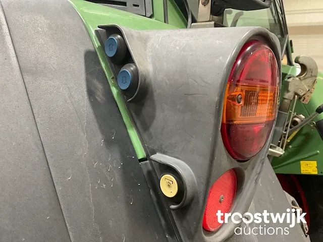 Vierwielaangedreven landbouwtractor - afbeelding 6 van  21