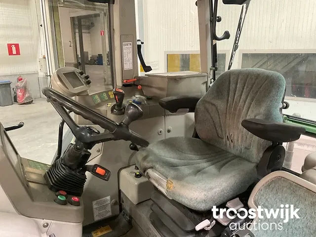 Vierwielaangedreven landbouwtractor - afbeelding 7 van  21