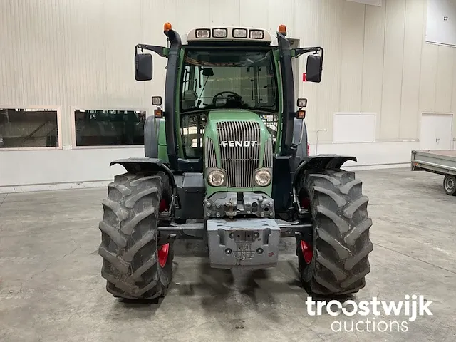 Vierwielaangedreven landbouwtractor - afbeelding 12 van  21