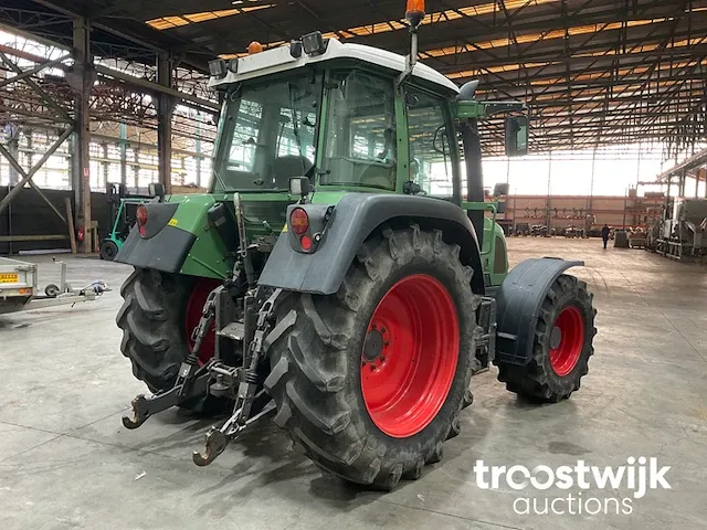 Vierwielaangedreven landbouwtractor - afbeelding 17 van  21