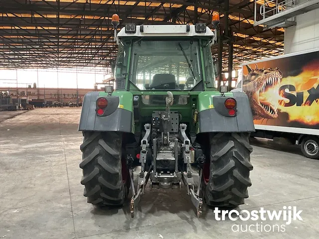 Vierwielaangedreven landbouwtractor - afbeelding 18 van  21