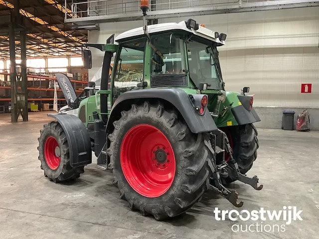 Vierwielaangedreven landbouwtractor - afbeelding 19 van  21