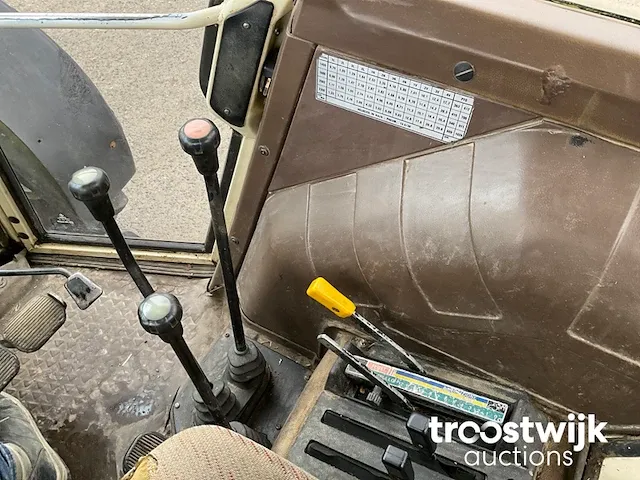 Vierwielaangedreven landbouwtractor - afbeelding 3 van  21