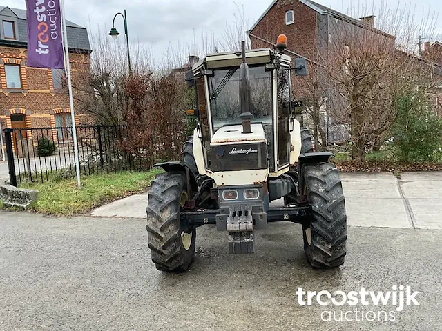 Vierwielaangedreven landbouwtractor - afbeelding 5 van  21