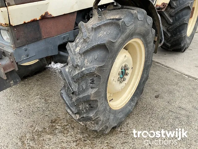 Vierwielaangedreven landbouwtractor - afbeelding 7 van  21