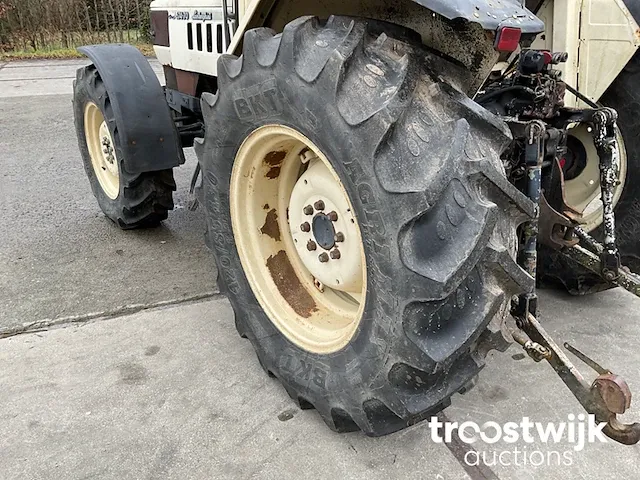 Vierwielaangedreven landbouwtractor - afbeelding 9 van  21
