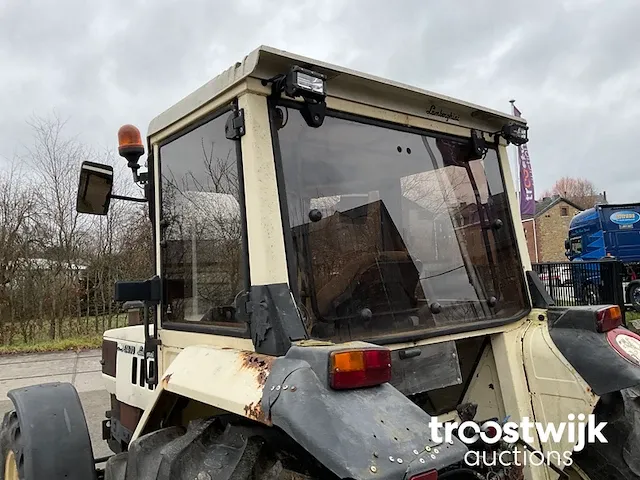 Vierwielaangedreven landbouwtractor - afbeelding 10 van  21