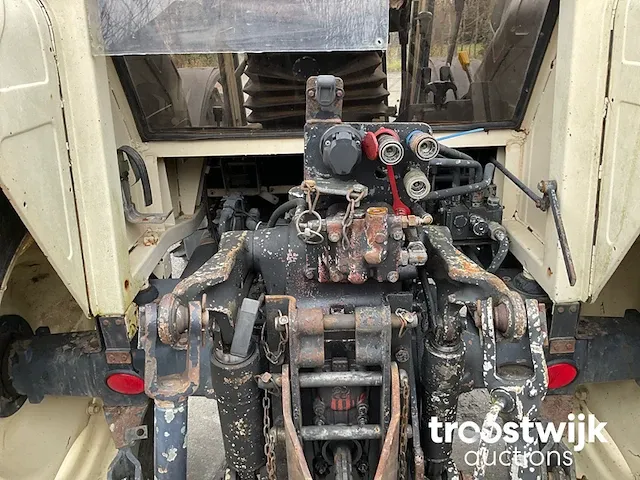 Vierwielaangedreven landbouwtractor - afbeelding 11 van  21
