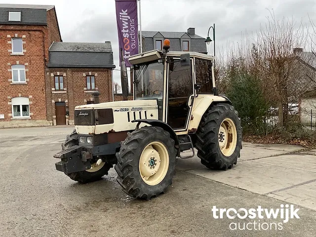 Vierwielaangedreven landbouwtractor - afbeelding 1 van  21