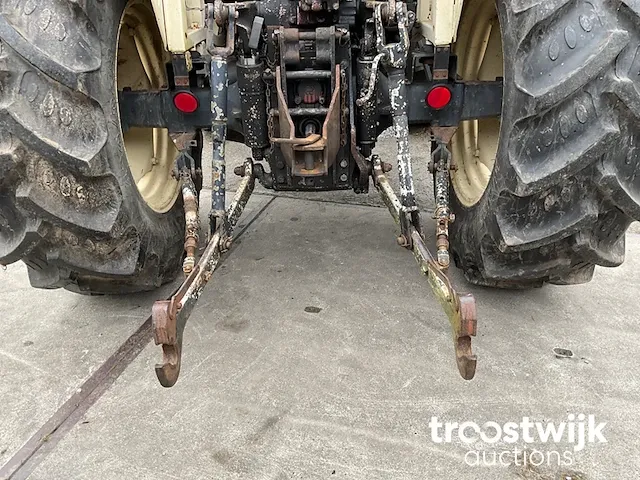 Vierwielaangedreven landbouwtractor - afbeelding 13 van  21