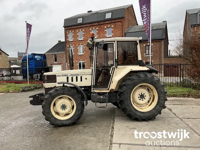 Vierwielaangedreven landbouwtractor - afbeelding 12 van  21