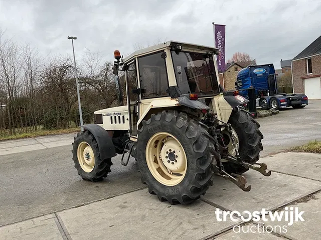Vierwielaangedreven landbouwtractor - afbeelding 15 van  21