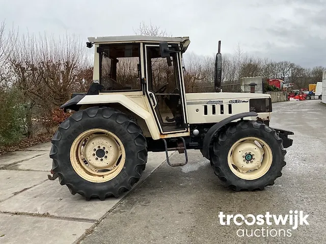 Vierwielaangedreven landbouwtractor - afbeelding 18 van  21