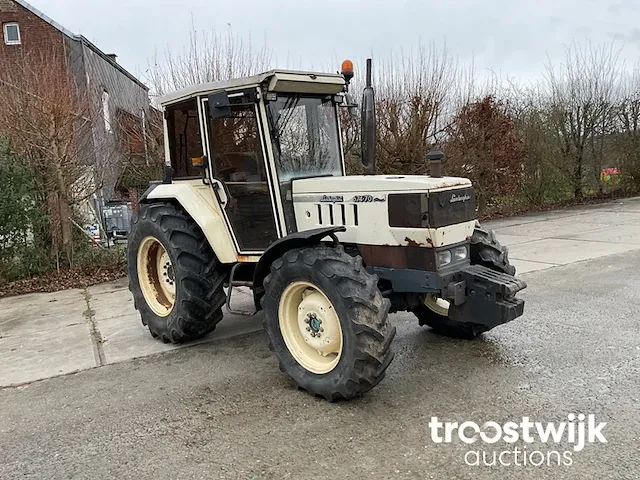 Vierwielaangedreven landbouwtractor - afbeelding 19 van  21
