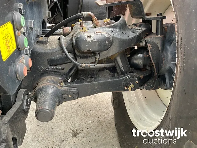 Vierwielaangedreven landbouwtractor - afbeelding 8 van  25