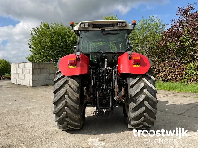 Vierwielaangedreven landbouwtractor - afbeelding 20 van  25