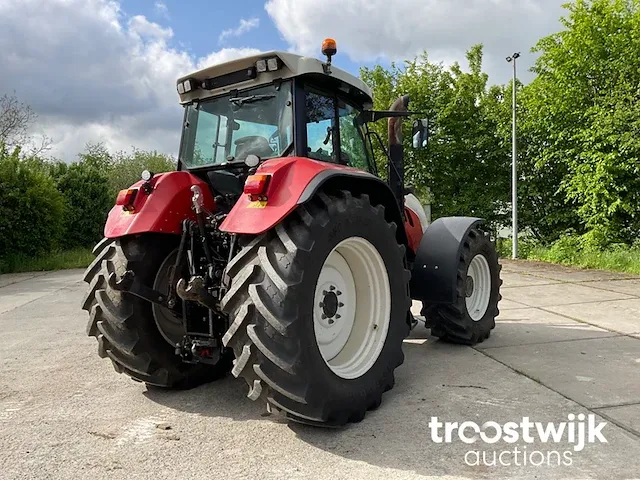 Vierwielaangedreven landbouwtractor - afbeelding 21 van  25
