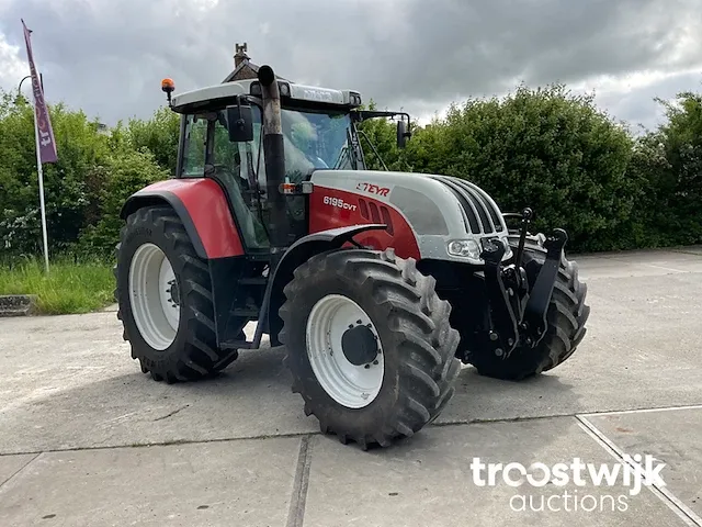 Vierwielaangedreven landbouwtractor - afbeelding 23 van  25
