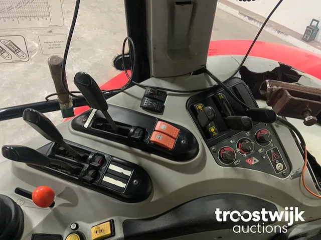 Vierwielaangedreven landbouwtractor - afbeelding 2 van  24