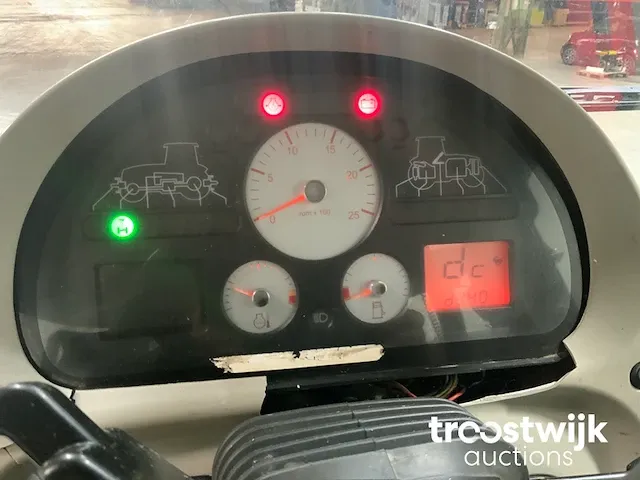 Vierwielaangedreven landbouwtractor - afbeelding 5 van  24
