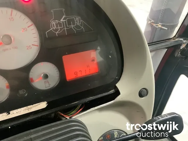 Vierwielaangedreven landbouwtractor - afbeelding 6 van  24