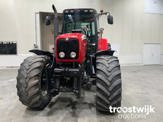 Vierwielaangedreven landbouwtractor - afbeelding 12 van  24
