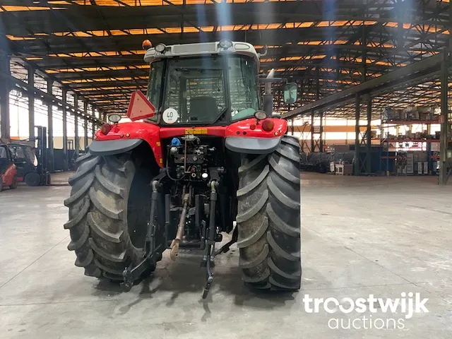 Vierwielaangedreven landbouwtractor - afbeelding 21 van  24