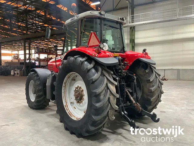 Vierwielaangedreven landbouwtractor - afbeelding 22 van  24
