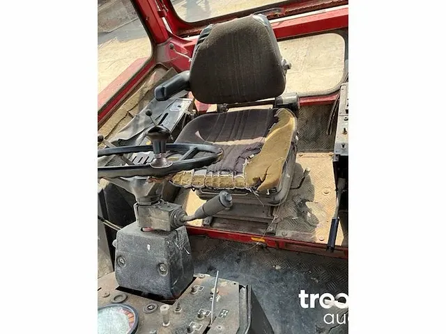 Vierwielaangedreven landbouwtractor - afbeelding 4 van  16
