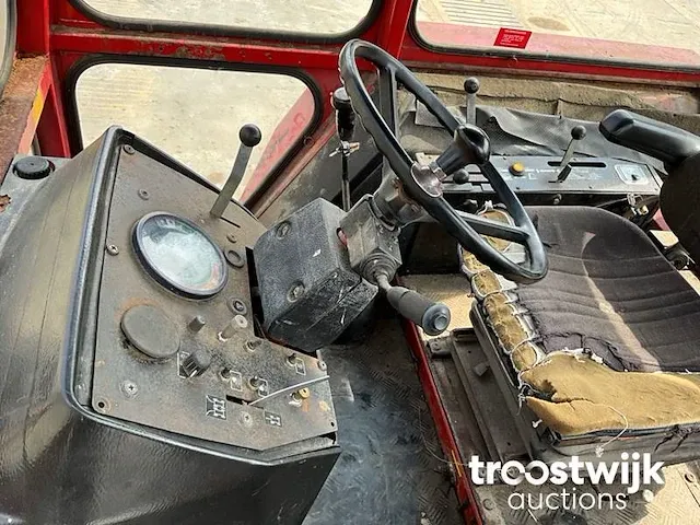 Vierwielaangedreven landbouwtractor - afbeelding 5 van  16