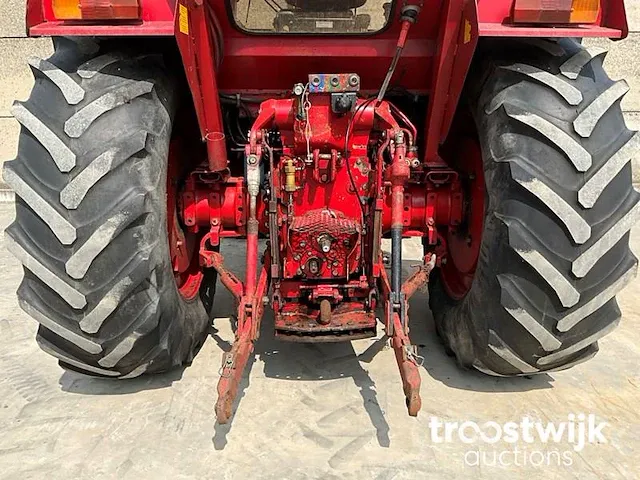 Vierwielaangedreven landbouwtractor - afbeelding 14 van  16