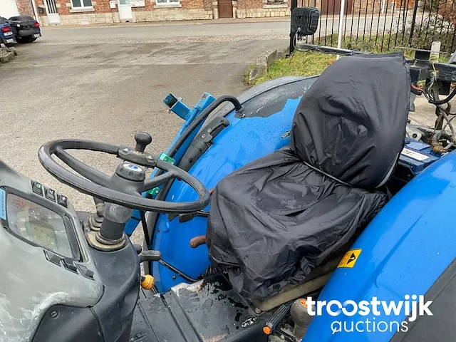 Vierwielaangedreven landbouwtractor - afbeelding 2 van  19