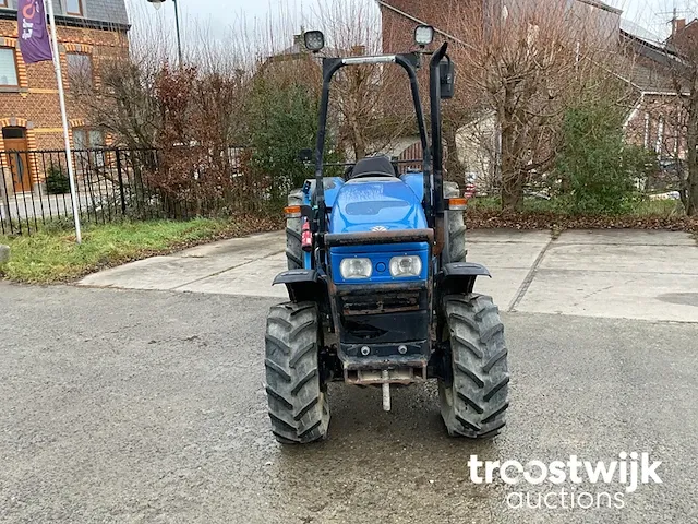 Vierwielaangedreven landbouwtractor - afbeelding 3 van  19
