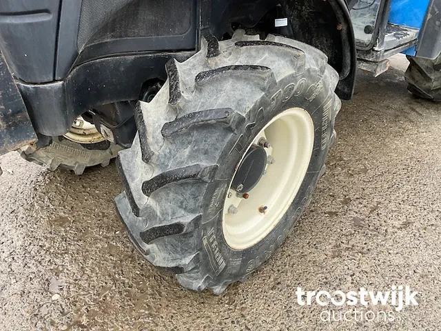 Vierwielaangedreven landbouwtractor - afbeelding 5 van  19