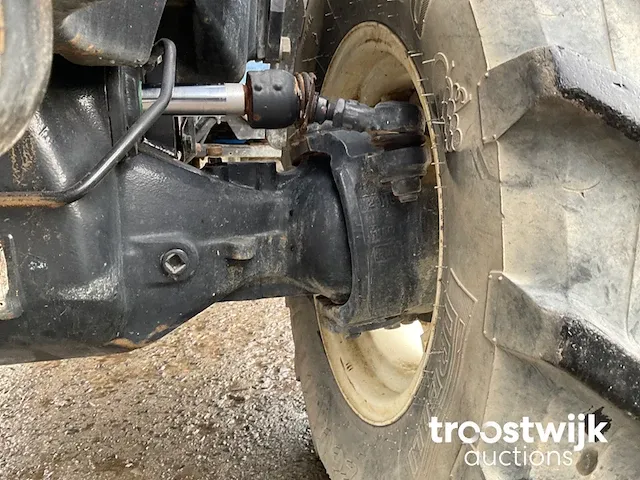 Vierwielaangedreven landbouwtractor - afbeelding 6 van  19