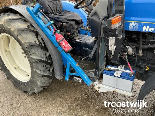 Vierwielaangedreven landbouwtractor - afbeelding 7 van  19