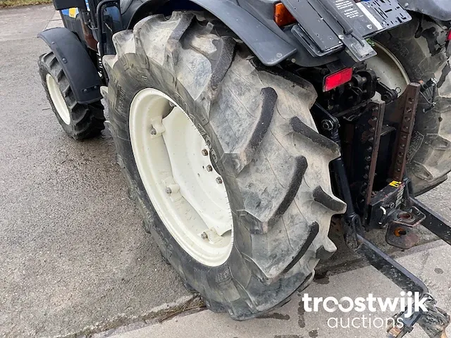 Vierwielaangedreven landbouwtractor - afbeelding 8 van  19