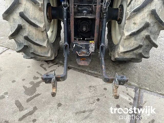 Vierwielaangedreven landbouwtractor - afbeelding 10 van  19