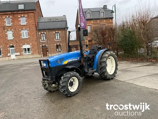 Vierwielaangedreven landbouwtractor - afbeelding 1 van  19