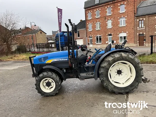 Vierwielaangedreven landbouwtractor - afbeelding 12 van  19