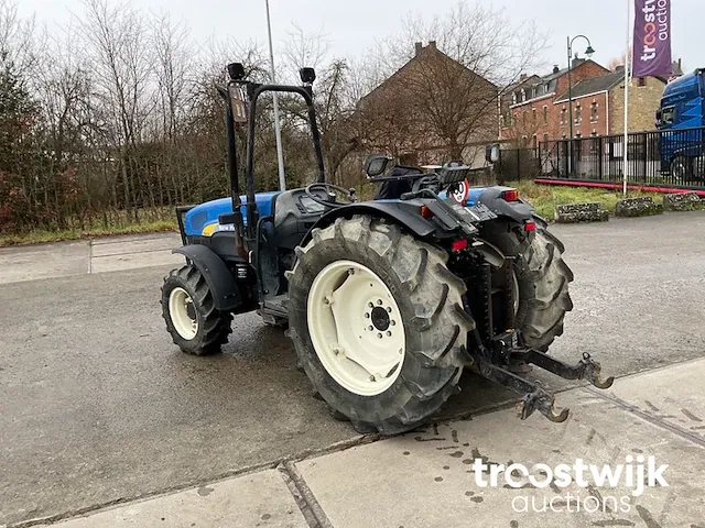 Vierwielaangedreven landbouwtractor - afbeelding 13 van  19
