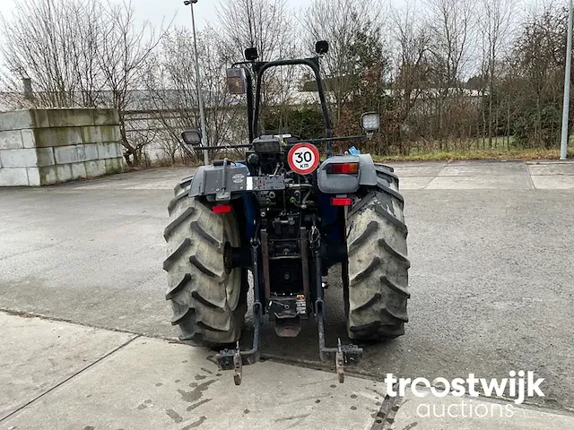 Vierwielaangedreven landbouwtractor - afbeelding 14 van  19