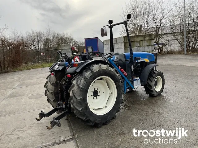 Vierwielaangedreven landbouwtractor - afbeelding 15 van  19