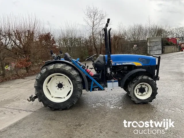 Vierwielaangedreven landbouwtractor - afbeelding 16 van  19