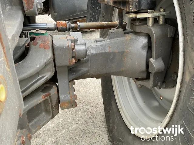 Vierwielaangedreven landbouwtractor - afbeelding 9 van  25