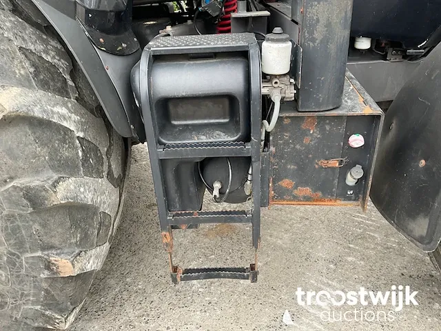 Vierwielaangedreven landbouwtractor - afbeelding 11 van  25